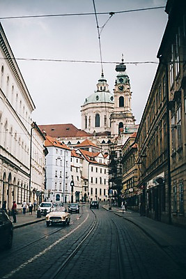 포토 JPG 주간 건축물 도로 여행 유럽풍경 자동차 유럽건축 풍경 사람없음 야외 도시풍경 감성 체코 프라하 동유럽 국내포토 자연요소 건축 유럽 길 육상교통 컨셉 서양건축 교통시설 도시 파일형식