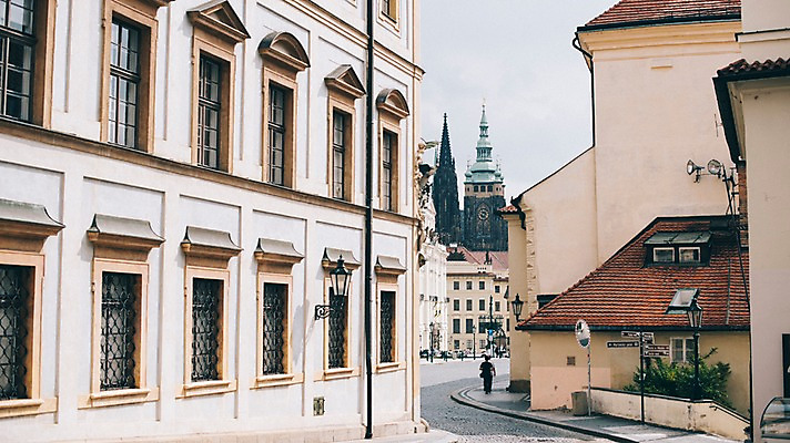 포토 JPG 주간 건축물 여행 유럽풍경 유럽건축 거리 한명 사람 풍경 야외 도시풍경 감성 체코 프라하 동유럽 국내포토 자연요소 1 건축 유럽 컨셉 서양건축 도시 파일형식