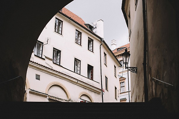 포토 JPG 주간 건축물 여행 유럽풍경 유럽건축 풍경 사람없음 야외 도시풍경 계단 감성 체코 프라하 동유럽 국내포토 자연요소 건축 유럽 컨셉 서양건축 도시 파일형식