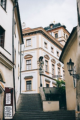 포토 JPG 주간 건축물 여행 가로등 유럽풍경 유럽건축 풍경 사람없음 야외 도시풍경 계단 감성 체코 프라하 동유럽 국내포토 자연요소 공공시설 건축 유럽 컨셉 서양건축 도시 파일형식