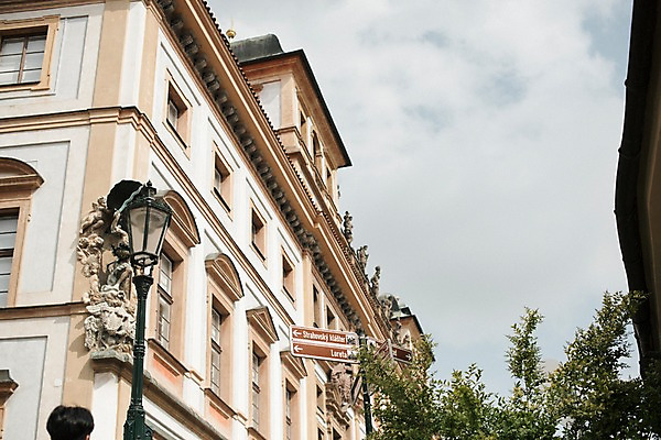 포토 JPG 주간 구름 건축물 여행 가로등 유럽풍경 하늘 유럽건축 풍경 사람없음 야외 도시풍경 표지판 감성 체코 프라하 동유럽 국내포토 자연요소 공공시설 건축 유럽 컨셉 서양건축 알림판 도시 파일형식