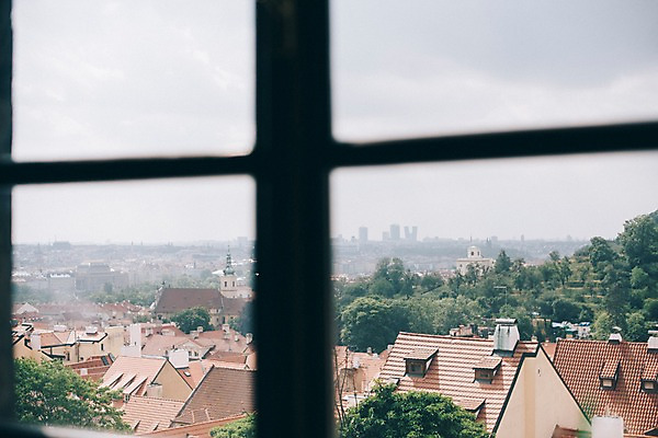 포토 JPG 주간 여행 유럽풍경 창문 유럽건축 지붕 풍경 사람없음 야외 도시풍경 감성 체코 프라하 동유럽 국내포토 자연요소 유럽 컨셉 서양건축 도시 파일형식