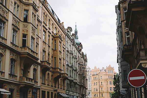 포토 JPG 주간 여행 유럽풍경 하늘 유럽건축 풍경 사람없음 야외 도시풍경 표지판 감성 체코 프라하 동유럽 국내포토 자연요소 유럽 컨셉 서양건축 알림판 도시 파일형식