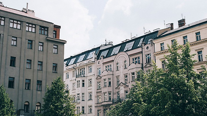 포토 JPG 주간 나무 여행 유럽풍경 하늘 유럽건축 풍경 사람없음 야외 도시풍경 감성 체코 프라하 동유럽 국내포토 자연요소 식물 유럽 컨셉 서양건축 도시 파일형식