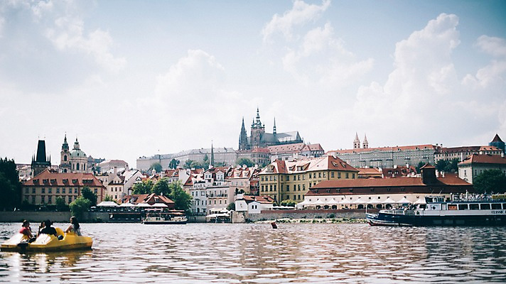 포토 JPG 주간 건축물 여행 유럽풍경 유럽건축 풍경 여러명 야외 강 도시풍경 군중 유람선 감성 체코 프라하 동유럽 프라하성 국내포토 자연요소 건축 유럽 다수 컨셉 배_교통 서양건축 사람 도시 성 파일형식