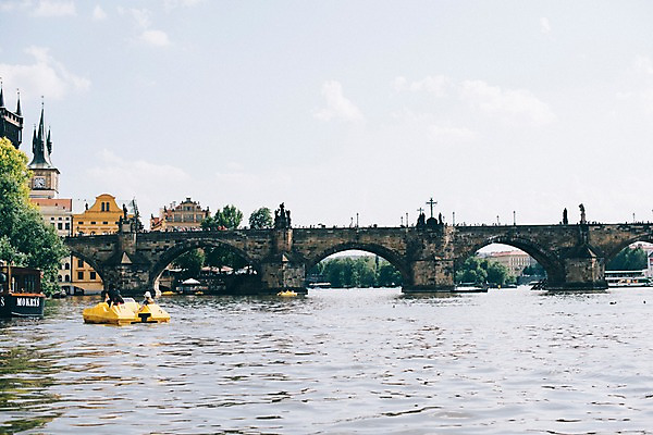포토 JPG 주간 여행 유럽풍경 풍경 여러명 야외 강 도시풍경 군중 감성 체코 프라하 동유럽 카를교 가교 국내포토 자연요소 건축물 유럽 다수 컨셉 사람 다리_건축물 도시 파일형식