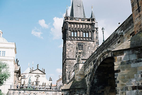 포토 JPG 주간 여행 유럽풍경 하늘 유럽건축 풍경 사람없음 야외 도시풍경 감성 체코 프라하 동유럽 카를교 가교 국내포토 자연요소 건축물 유럽 컨셉 서양건축 다리_건축물 도시 파일형식