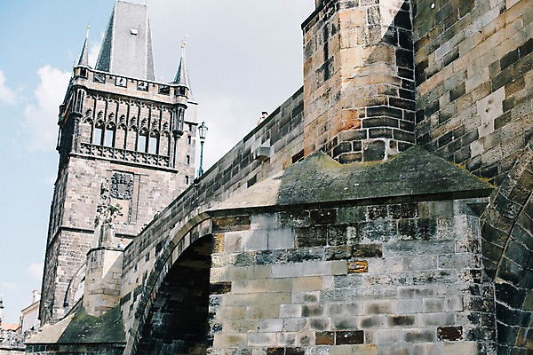 포토 JPG 주간 여행 유럽풍경 유럽건축 풍경 사람없음 야외 도시풍경 감성 체코 프라하 동유럽 카를교 가교 국내포토 자연요소 건축물 유럽 컨셉 서양건축 다리_건축물 도시 파일형식