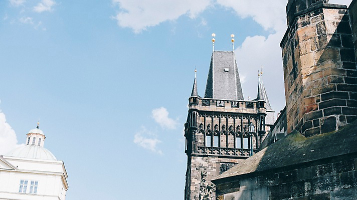 포토 JPG 주간 구름 여행 유럽풍경 하늘 유럽건축 풍경 사람없음 야외 도시풍경 감성 체코 프라하 동유럽 카를교 가교 국내포토 자연요소 건축물 유럽 컨셉 서양건축 다리_건축물 도시 파일형식