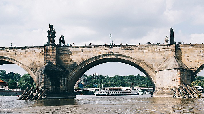 포토 JPG 주간 구름 여행 유럽풍경 하늘 풍경 사람없음 야외 도시풍경 유람선 감성 체코 프라하 동유럽 카를교 가교 국내포토 자연요소 건축물 유럽 컨셉 배_교통 다리_건축물 도시 파일형식