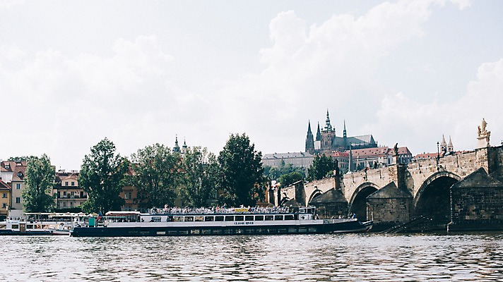 포토 JPG 주간 여행 유럽풍경 풍경 사람없음 야외 도시풍경 유람선 감성 체코 프라하 동유럽 카를교 가교 국내포토 자연요소 건축물 유럽 컨셉 배_교통 다리_건축물 도시 파일형식