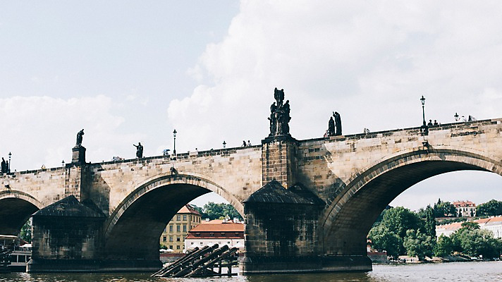 포토 JPG 주간 구름 여행 유럽풍경 하늘 풍경 사람없음 야외 도시풍경 감성 체코 프라하 동유럽 카를교 가교 국내포토 자연요소 건축물 유럽 컨셉 다리_건축물 도시 파일형식