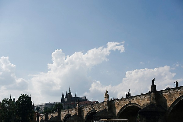 포토 JPG 주간 구름 여행 유럽풍경 하늘 풍경 사람없음 야외 도시풍경 감성 체코 프라하 동유럽 카를교 가교 국내포토 자연요소 건축물 유럽 컨셉 다리_건축물 도시 파일형식