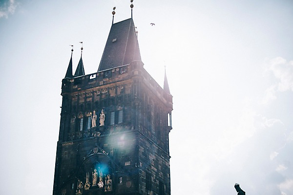 포토 JPG 주간 구름 여행 유럽풍경 하늘 유럽건축 풍경 사람없음 야외 도시풍경 햇빛 감성 체코 프라하 동유럽 카를교 가교 국내포토 자연요소 건축물 유럽 컨셉 서양건축 태양 다리_건축물 도시 파일형식