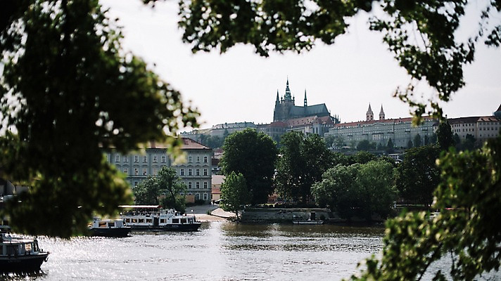 포토 JPG 주간 여행 유럽풍경 풍경 사람없음 야외 강 도시풍경 유람선 감성 체코 프라하 동유럽 프라하성 국내포토 자연요소 유럽 컨셉 배_교통 도시 성 파일형식