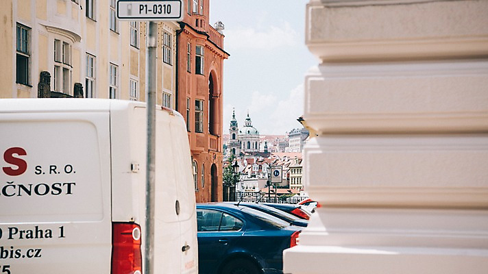 포토 JPG 주간 여행 유럽풍경 자동차 유럽건축 풍경 사람없음 야외 도시풍경 표지판 감성 체코 프라하 동유럽 국내포토 자연요소 유럽 육상교통 컨셉 서양건축 알림판 도시 파일형식