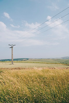 포토 JPG 주간 구름 해외풍경 유럽 여행 자연 하늘 풍경 초원 사람없음 야외 전선 전봇대 감성 체코 프라하 동유럽 모라비아 국내포토 자연요소 해외 공공시설 나라 컨셉 생태계 파일형식