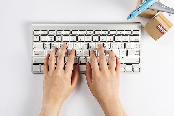 포토 JPG 스튜디오촬영 비행기 실내 사람 근접촬영 성인 신체부위 하이앵글 여러개 양손 타이핑 키보드 종이상자 배송 해외배송 플랫레이 해외직구 국내포토 손 뷰포인트 다수 항공교통 대중교통 내부 쇼핑 상자 플랫 파일형식