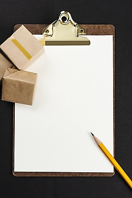 포토 JPG 스튜디오촬영 종이 실내 사람없음 하이앵글 연필 여러개 종이상자 오브젝트 클립 택배상자 문서철 플랫레이 국내포토 뷰포인트 다수 학용품 내부 상자 필기구 플랫 택배 파일형식