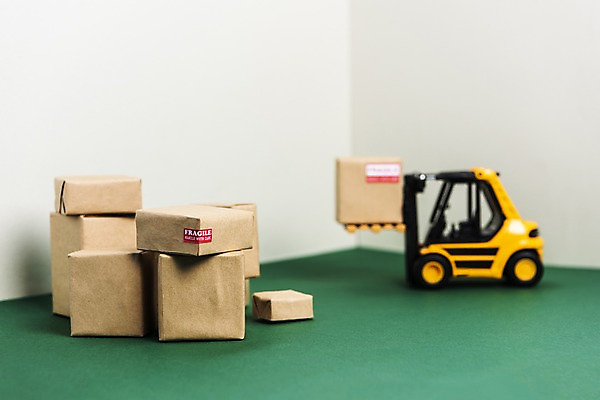 포토 JPG 스튜디오촬영 실내 근접촬영 사람없음 쌓기 여러개 운반 종이상자 배송 오브젝트 택배 지게차 택배상자 들어올리기 국내포토 뷰포인트 다수 모션 내부 상자 운송업 중장비 파일형식