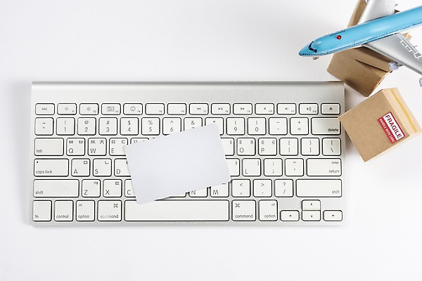 포토 뷰포인트 다수 항공교통 모션 대중교통 프레임 실내 내부 금융 상자 사각형 사무용품 택배 파일형식 신용카드 택배상자 선물 메모지 배너 쌓기 여러개 종이상자 비행기 사람없음 키보드 JPG 근접촬영 스튜디오촬영 오브젝트 쇼핑 사각프레임 국내포토