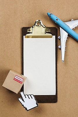 포토 JPG 스튜디오촬영 비행기 실내 근접촬영 사람없음 상자 하이앵글 한개 종이상자 오브젝트 문서 클립 손모양 클릭 문서철 서류판 해외배송 플랫레이 해외직구 국내포토 모양 1 뷰포인트 항공교통 대중교통 내부 쇼핑 사무용품 플랫 배송 파일형식 손_신체부위