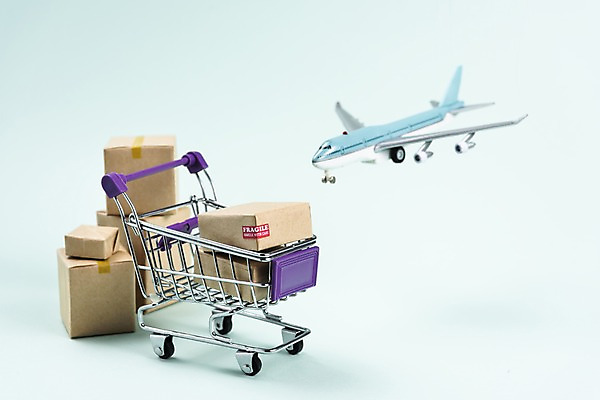포토 JPG 스튜디오촬영 비행기 실내 선물 근접촬영 사람없음 쇼핑 상자 쌓기 여러개 쇼핑카 종이상자 택배상자 해외배송 해외직구 국내포토 뷰포인트 다수 항공교통 모션 대중교통 내부 카트 배송 택배 파일형식