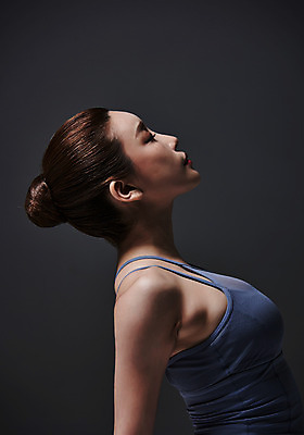 포토 JPG 스튜디오촬영 여자 포즈 요가 검은배경 스튜디오 실내 건강 한명 앉기 상반신 20대 성인 옆모습 운동복 스트레칭 한국인 필라테스 성인여자한명만 국내포토 1 웰빙 옷 뷰포인트 백그라운드 모션 사람 동양인 청년 내부 운동 검은색 여자한명만 성인여자만 파일형식