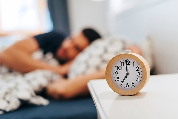 포토 JPG 서양인 남자 창문 베개 탁자 실내 한명 사람 근접촬영 상반신 20대 성인 앞모습 아웃포커스 눕기 침실 이불 자명종 기상 침대 성인남자한명만 국내포토 외국인 1 뷰포인트 시계 가구 침구 모션 촬영기법 청년 내부 알람 남자한명만 성인남자만 파일형식