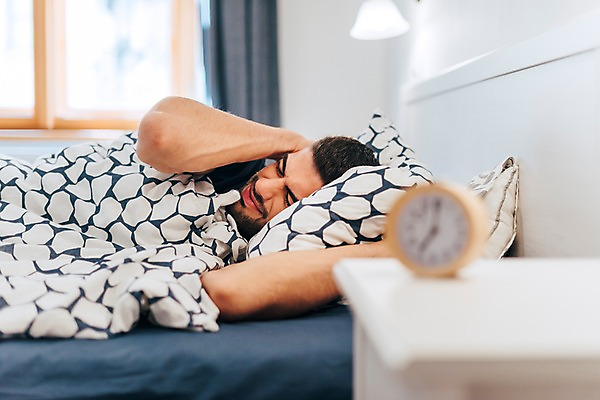 포토 JPG 서양인 남자 창문 탁자 실내 한명 사람 상반신 20대 성인 앞모습 눕기 침실 자명종 기상 침대 찡그림 귀막기 성인남자한명만 국내포토 외국인 1 뷰포인트 시계 가구 모션 표정 손짓 청년 내부 알람 남자한명만 성인남자만 파일형식