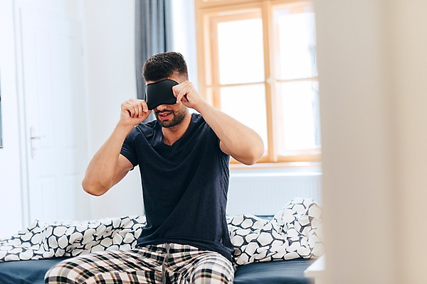 포토 JPG 서양인 남자 창문 실내 한명 사람 앉기 상반신 20대 성인 앞모습 침실 이불 기상 침대 잡기 안대 성인남자한명만 국내포토 외국인 1 뷰포인트 가구 침구 모션 청년 내부 남자한명만 성인남자만 파일형식