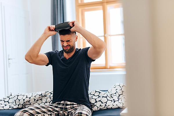 포토 JPG 서양인 남자 창문 실내 한명 사람 앉기 상반신 20대 성인 앞모습 이불 기상 침대 찡그림 벗기 안대 성인남자한명만 국내포토 외국인 1 뷰포인트 가구 침구 모션 표정 청년 내부 남자한명만 성인남자만 파일형식