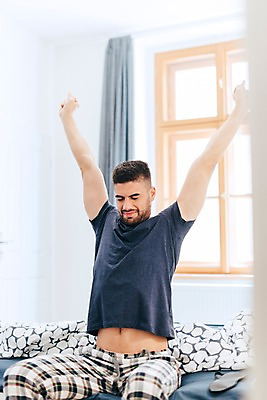 포토 JPG 서양인 남자 창문 실내 한명 사람 앉기 상반신 20대 성인 앞모습 침실 이불 기상 침대 기지개 안대 성인남자한명만 국내포토 외국인 1 뷰포인트 가구 침구 모션 청년 내부 남자한명만 성인남자만 파일형식