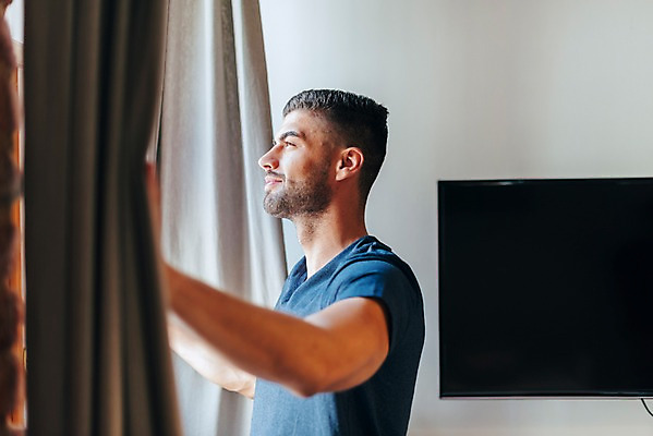 포토 JPG 서양인 응시 남자 창문 실내 한명 미소 사람 상반신 20대 성인 옆모습 커튼 창가 창밖 성인남자한명만 국내포토 외국인 1 시선 뷰포인트 표정 청년 내부 남자한명만 성인남자만 파일형식