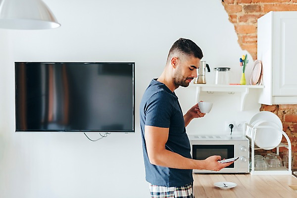 포토 JPG 서양인 접시 응시 남자 커피 선반 실내 한명 들기 사람 상반신 20대 성인 옆모습 스마트폰 마시기 전자레인지 커피잔 싱크대 성인남자한명만 국내포토 외국인 1 식기 시선 음료 뷰포인트 가구 모션 잔 청년 내부 핸드폰 스마트기기 가전제품 레인지 개수대 남자한명만 성인남자만 파일형식