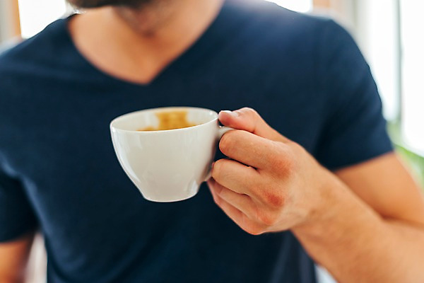 포토 JPG 서양인 손 남자 실내 한명 들기 사람 상반신 20대 성인 앞모습 신체부위 커피잔 성인남자한명만 국내포토 외국인 1 커피 뷰포인트 모션 잔 청년 내부 남자한명만 성인남자만 파일형식