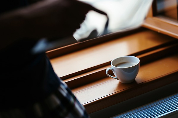 포토 JPG 커피 탁자 실내 근접촬영 사람없음 아웃포커스 커피잔 국내포토 음료 뷰포인트 가구 잔 촬영기법 내부 파일형식