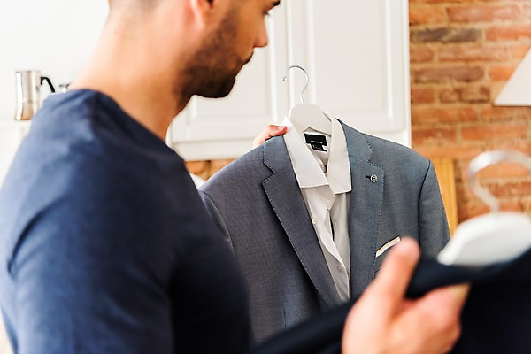 포토 JPG 서양인 응시 남자 선반 실내 한명 들기 사람 정장 상반신 20대 성인 옆모습 주방 옷걸이 출근준비 성인남자한명만 국내포토 외국인 1 시선 옷 뷰포인트 가구 모션 청년 내부 출근 남자한명만 성인남자만 파일형식