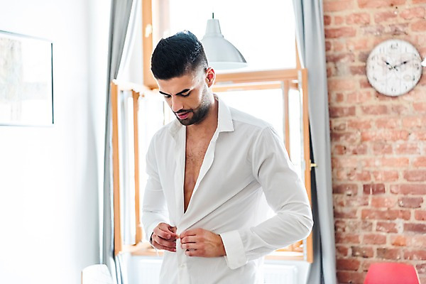 포토 JPG 서양인 응시 남자 와이셔츠 창문 실내 한명 사람 상반신 20대 성인 앞모습 벽시계 돌벽 출근준비 단추잠그기 성인남자한명만 국내포토 외국인 1 시선 벽 뷰포인트 시계 셔츠 모션 청년 내부 출근 남자한명만 성인남자만 파일형식