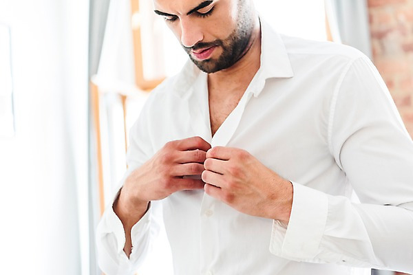 포토 JPG 서양인 응시 남자 와이셔츠 창문 실내 한명 사람 상반신 20대 성인 앞모습 양손 출근준비 단추잠그기 성인남자한명만 내려보기 국내포토 외국인 1 손 시선 뷰포인트 셔츠 모션 청년 내부 출근 남자한명만 성인남자만 파일형식