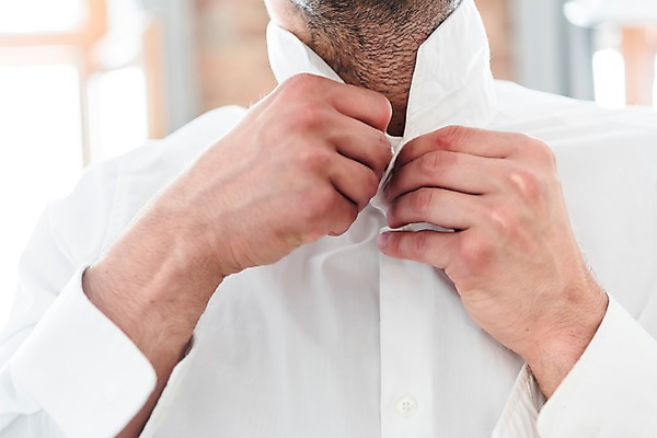 포토 JPG 서양인 남자 와이셔츠 실내 한명 사람 근접촬영 상반신 20대 성인 앞모습 신체부위 양손 턱수염 단추잠그기 성인남자한명만 국내포토 외국인 1 손 뷰포인트 셔츠 모션 수염 청년 내부 남자한명만 성인남자만 파일형식