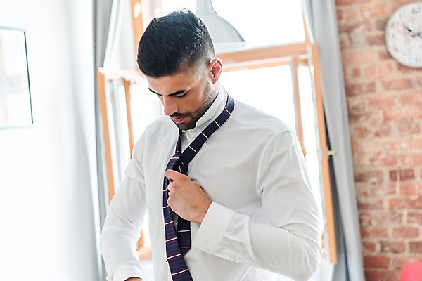 포토 JPG 서양인 응시 남자 와이셔츠 넥타이 실내 한명 사람 상반신 20대 성인 앞모습 창가 벽시계 성인남자한명만 국내포토 외국인 1 시선 잡화 뷰포인트 시계 셔츠 창문 청년 내부 남자한명만 성인남자만 파일형식