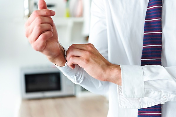 포토 JPG 서양인 남자 와이셔츠 넥타이 선반 실내 한명 사람 근접촬영 20대 성인 신체부위 양손 전자레인지 출근준비 단추잠그기 성인남자한명만 국내포토 외국인 1 손 잡화 뷰포인트 가구 셔츠 모션 청년 내부 가전제품 레인지 출근 남자한명만 성인남자만 파일형식