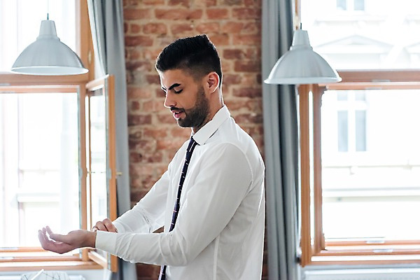 포토 JPG 서양인 남자 와이셔츠 창문 실내 한명 사람 상반신 20대 성인 옆모습 옷입기 출근준비 단추잠그기 성인남자한명만 국내포토 외국인 1 뷰포인트 셔츠 모션 청년 내부 출근 남자한명만 성인남자만 파일형식