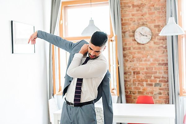 포토 JPG 서양인 남자 의자 창문 탁자 실내 한명 사람 정장 상반신 20대 성인 앞모습 비즈니스맨 벽시계 옷입기 출근준비 성인남자한명만 국내포토 외국인 1 옷 뷰포인트 시계 가구 비즈니스 모션 청년 내부 직장인 출근 남자한명만 성인남자만 파일형식