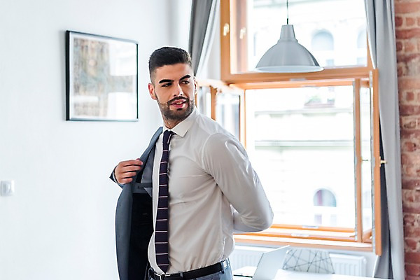 포토 JPG 서양인 응시 남자 창문 실내 한명 미소 사람 정장 상반신 20대 성인 앞모습 노트북 옷입기 출근준비 성인남자한명만 국내포토 외국인 1 시선 옷 뷰포인트 모션 표정 청년 내부 전자제품 출근 남자한명만 성인남자만 파일형식