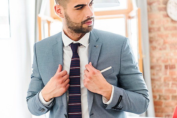 포토 JPG 서양인 응시 남자 창문 넥타이 실내 한명 사람 정장 상반신 20대 성인 앞모습 비즈니스맨 출근준비 성인남자한명만 국내포토 외국인 1 시선 잡화 옷 뷰포인트 비즈니스 청년 내부 직장인 출근 남자한명만 성인남자만 파일형식