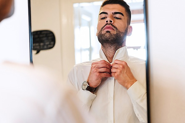 포토 JPG 서양인 응시 남자 와이셔츠 실내 한명 사람 상반신 20대 성인 뒷모습 반사 거울 옷입기 출근준비 성인남자한명만 국내포토 외국인 1 시선 뷰포인트 셔츠 모션 청년 내부 출근 남자한명만 성인남자만 파일형식