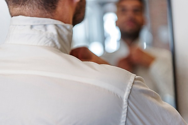 포토 JPG 서양인 남자 와이셔츠 실내 한명 사람 상반신 20대 성인 뒷모습 반사 거울 옷입기 출근준비 성인남자한명만 국내포토 외국인 1 뷰포인트 셔츠 모션 청년 내부 출근 남자한명만 성인남자만 파일형식