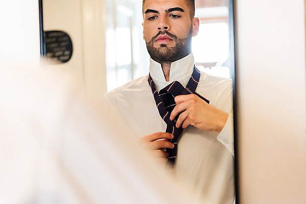 포토 JPG 서양인 응시 남자 와이셔츠 넥타이 실내 한명 사람 상반신 20대 성인 뒷모습 반사 거울 출근준비 매기 성인남자한명만 국내포토 외국인 1 시선 잡화 뷰포인트 셔츠 모션 청년 내부 출근 남자한명만 성인남자만 파일형식